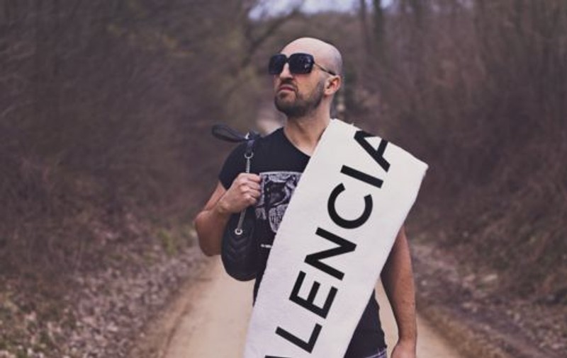 El e românul care a făcut mișto de cel mai popular brand din ultimii ani și a devenit viral pe internet