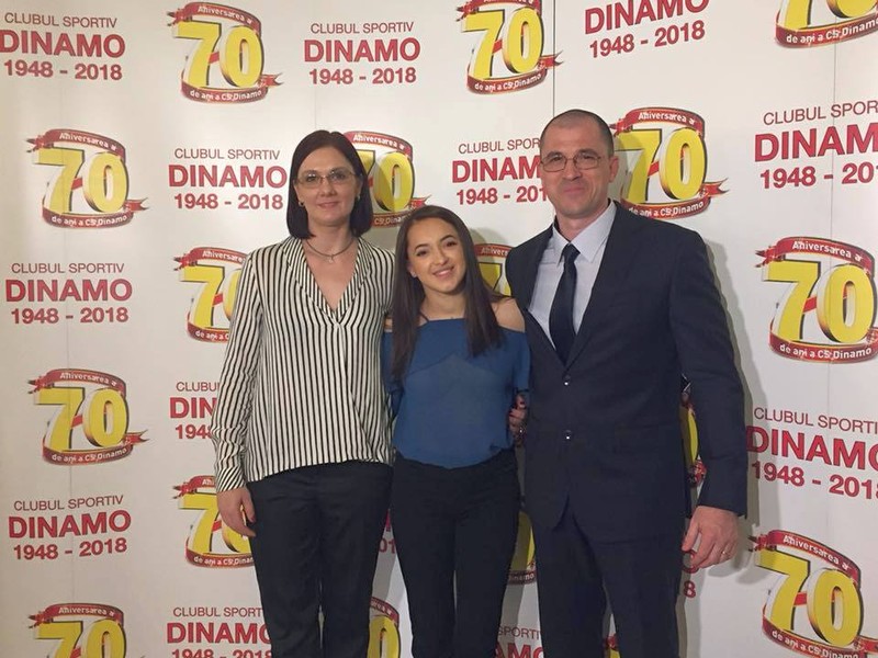 Lăcrămioara și Cristi Moldovan alături de gimnasta clubului Dinamo, Larisa Iordache