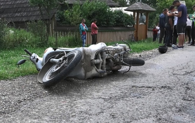 Un bătrân care conducea un moped neînregistrat a comis un accident în urma căruia și-a pierdut viața! Nepotul lui a fost grav rănit