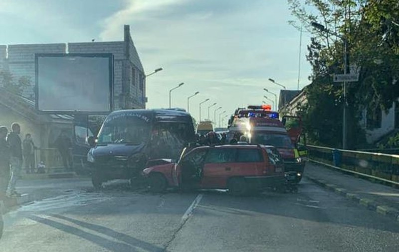 Accident cu un microbuz cu 12 pasageri în Târgu-Jiu. Patru persoane au fost rănite