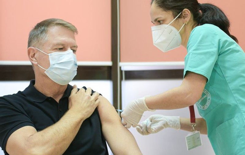 Cum a ajuns președintele Iohannis la forma fizică afișată la vaccinare: „Tenis, golf, schi și face exerciții fizice acasă, la niște aparate simple”