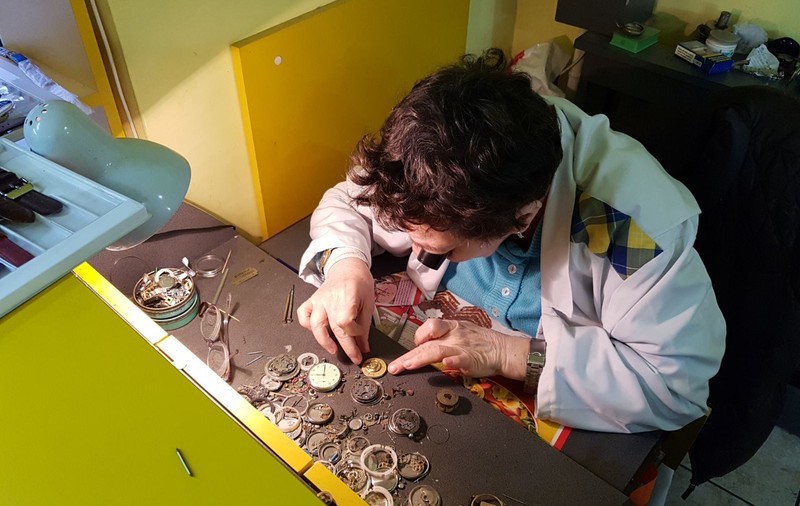 REPORTAJ: Ceasornicăria - o meserie pentru care “sună ceasul”. Doamna Elena e necăjită că nu are cine să-i ducă mai departe meseria