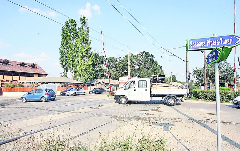 Poliţist luat pe capota maşinii