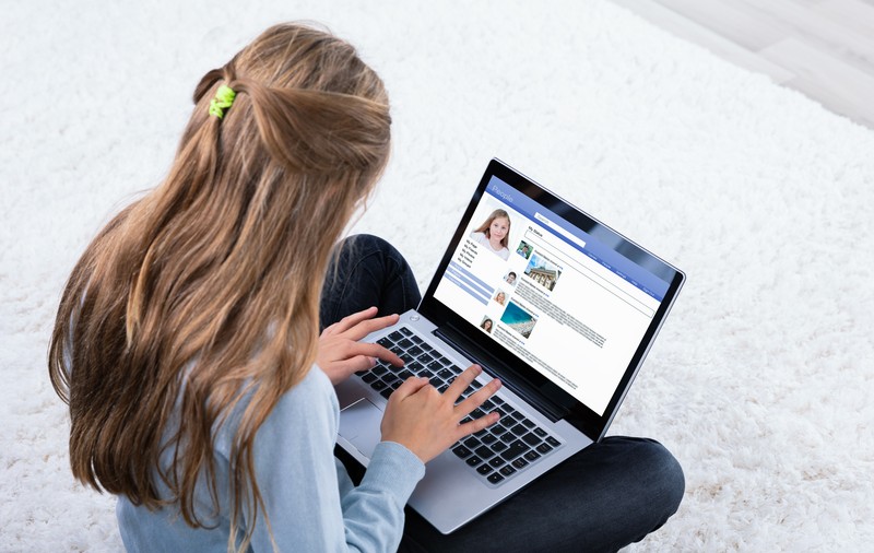 „Îmi petrec 99% din timp în fața calculatorului. Nu prea mă pricep să îmi fac prieteni”. Experiențele adolescenților pe rețelele sociale