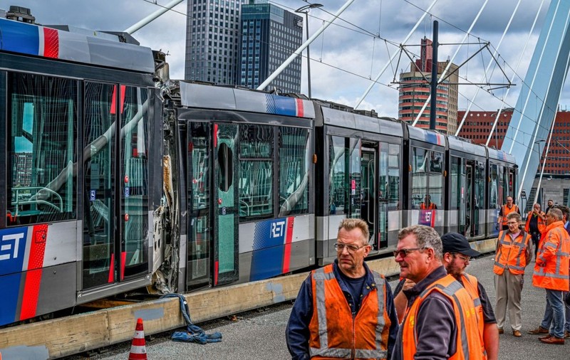 15 oameni au fost răniți după ce două tramvaie s-au lovit pe podul Erasmus din Rotterdam
