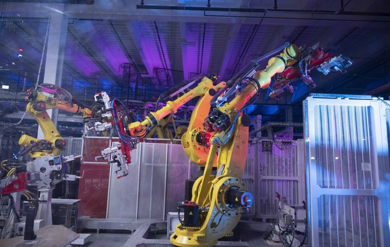 Un angajat Tesla a cheltuit un milion de dolari și tot nu s-a vindecat complet, după ce l-a lovit brusc un robot, pe linia de asamblare