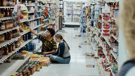 Jacques Colimon și Kristine Froseth fac inventarul mâncării / Foto: Netflix