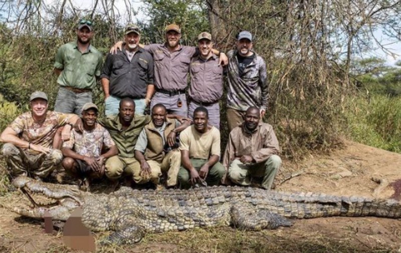 „Am împușcat ultimul dinozaur”. Crocodil uriaș, de 4,5 metri și 450 de kilograme, vânat în Zimbabwe