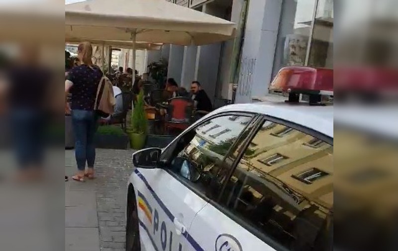 Doi polițiști din Timișoara au parcat mașina de serviciu într-o zonă pietonală ca să meargă la restaurant / VIDEO