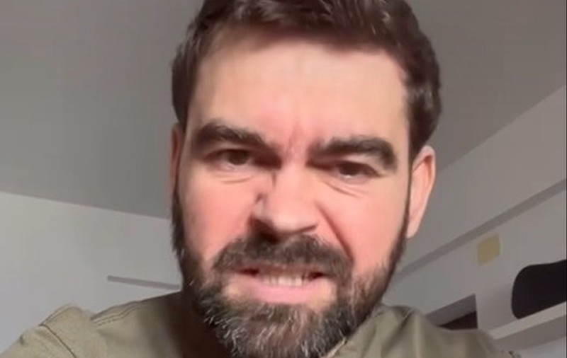 Un fost candidat la parlamentare care le-a numit „cățele” pe votantele lui Nicușor Dan s-a ales cu dosar penal. Cu ce „scuză” a venit politicianul