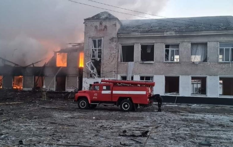 Imagini cu o școală și cu o casă de cultură distruse de bombardamentele de la Merefa, în regiunea Harkov. Cel puțin 21 de oameni au murit
