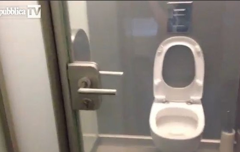 Nici la toaletă nu mai ai parte de intimitate! Ţi-ai face nevoile într-un WC cu uşă transparentă? | VIDEO