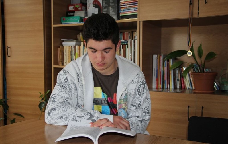 Șeful de promoție care a crescut în centrul de plasament din Secăria. Abandonat de părinți, Andrei vrea să devină medic