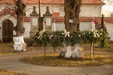 Copacul curtea bisericii a fost împodobit cu o coroană de brad