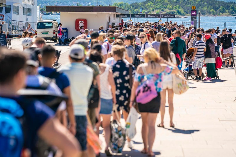 Cheile City Hall. pe 31 May 2020. Numărul pasagerilor care pot urca la bordul feriboturilor e limitat la 50. Foto: EPA