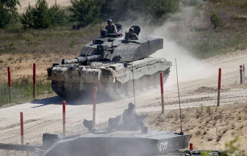 Rusia spune că tancurile britanice care vor fi trimise în Ucraina „vor arde la fel ca restul”