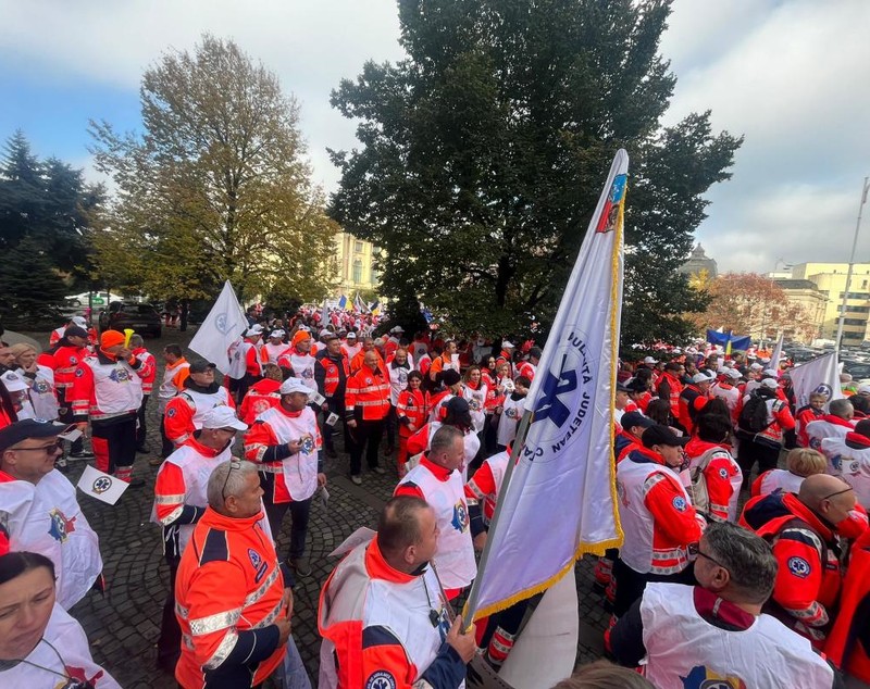 Ambulanțierii protestează azi în fața sediului DSU. Angajații vor mașini noi și salarii mai mari