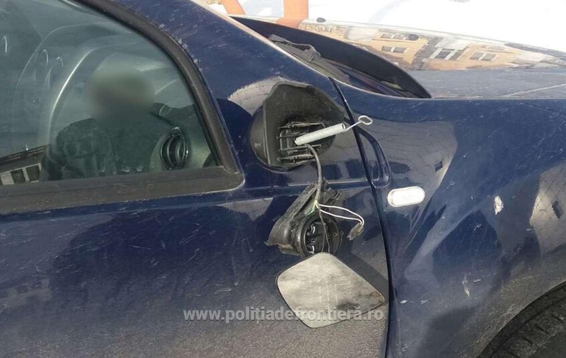 Polițiști stropiți cu benzină și amenințați cu toporul în Maramureș. Agresorii au aruncat cu benzină pe unul dintre agenți / FOTO&VIDEO