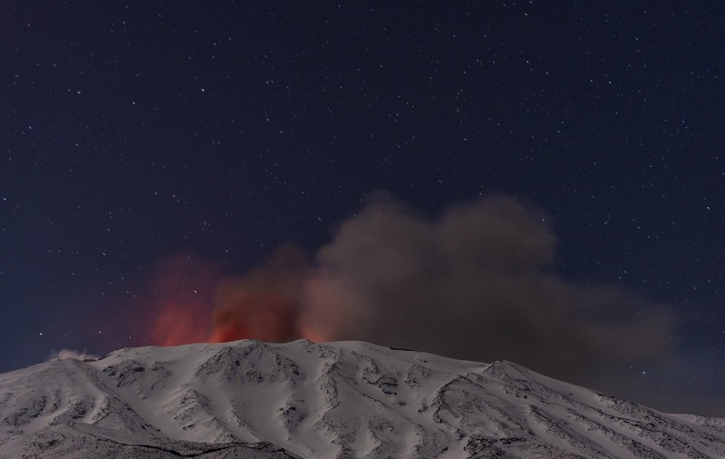 Imagini spectaculoase și alertă în Sicilia după erupția vulcanului Etna