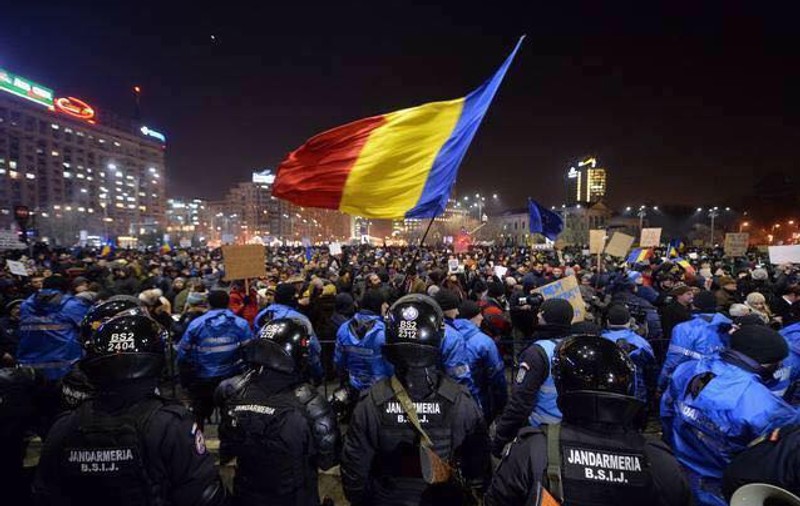 Protest #rezist în Piața Victoriei, sâmbătă, în același timp cu mitingul organizat de PSD
