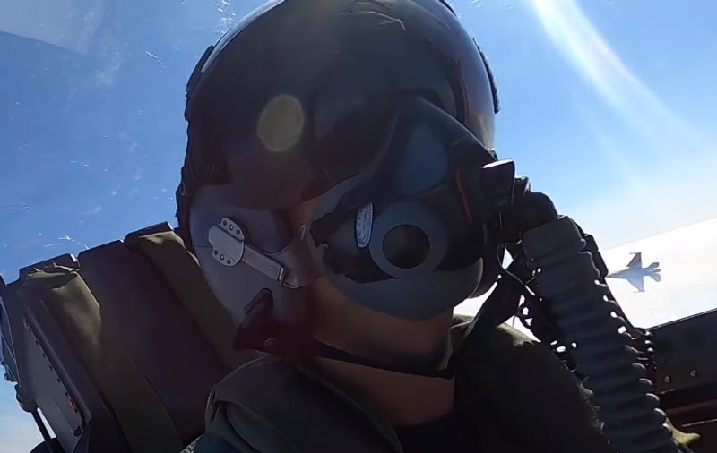 Imagini spectaculoase, cu o luptă aeriană simulată între un avion de vânătoare canadian și un F-16 românesc