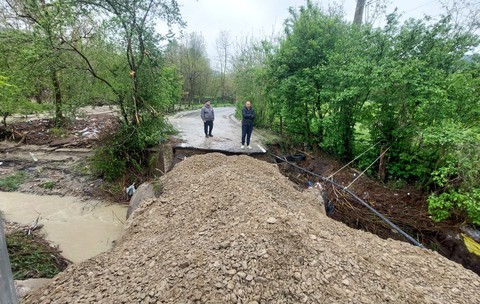 O rupere de nori a făcut prăpăd și a izolat zeci de oameni, după ce un pod a fost dezmembrat de o viitură în Buzău I VIDEO