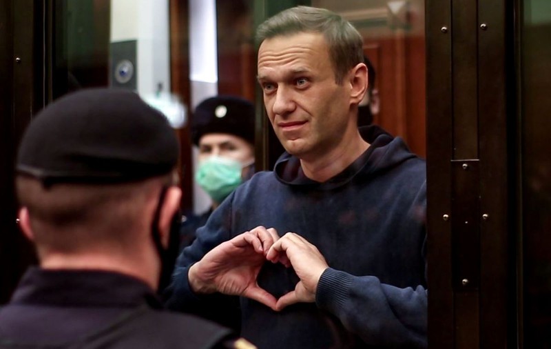 ”Nu fi tristă, totul va fi bine”. Semnul făcut de Navalnîi către soția sa, după ce au auzit sentința care îl trimite după gratii
