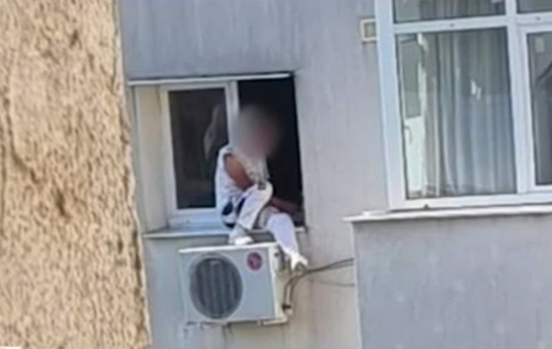 Un bărbat care și-a înjunghiat iubita și apoi a amenințat că se aruncă de la etajul 8 al unui bloc din Capitală, reținut după 16 ore de negocieri