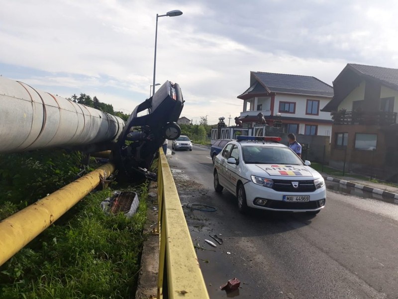 Mașina a rămas suspendată