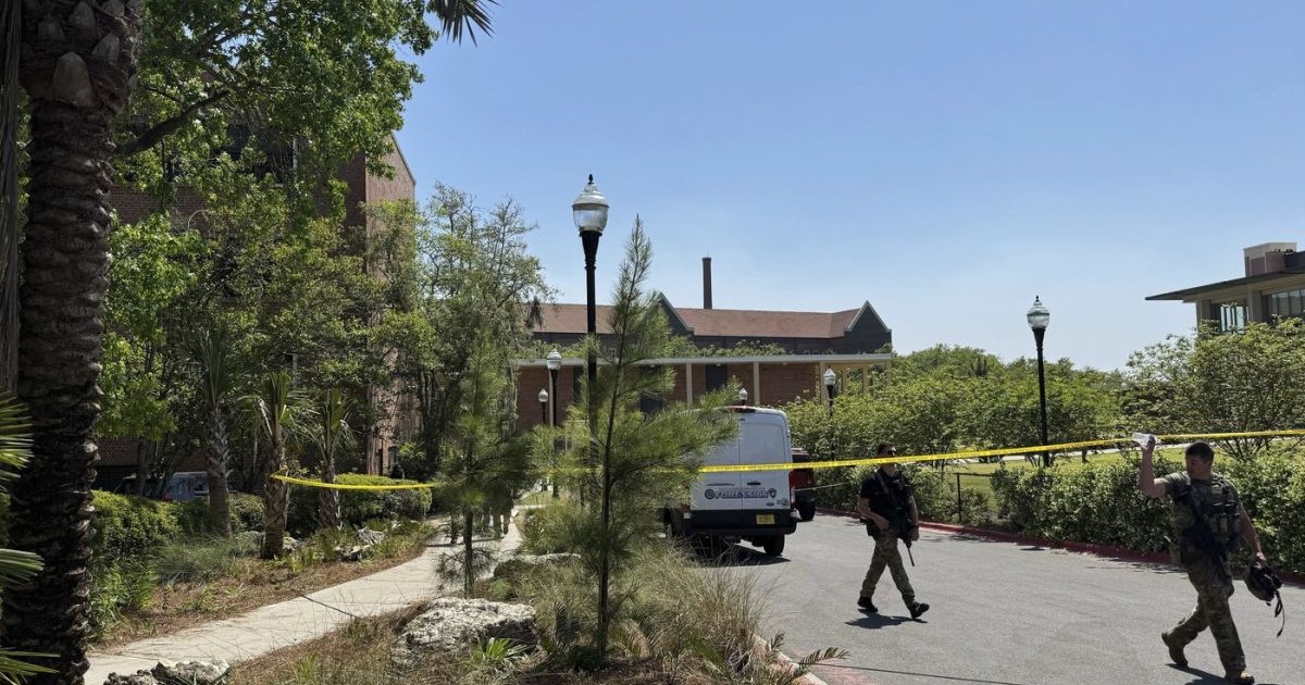 Mai multe mașini de patrulare, inclusiv o dubă de criminalistică, au ajuns în fața clădirii sindicatelor studențești a Universității de Stat din Florida, locul unei împușcături, joi, 17 aprilie 2025, în Tallahassee, Florida.