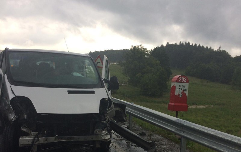 Un microbuz s-a ciocnit de un parapet în Perşani, judeţul Braşov. Un pasager a fost proiectat în afara vehiculului