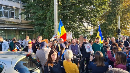 Un grup de contramanifestanți