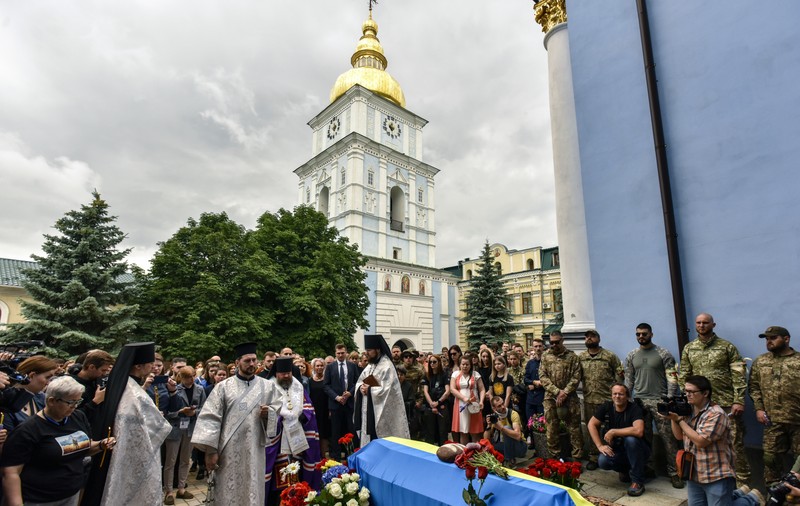 Sute de ucraineni au participat la Kiev la înmormântarea unui tânăr activist, ucis în estul Ucrainei