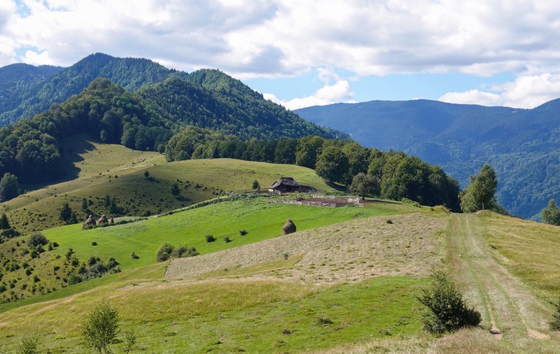 Stațiunea Voineasa -  trasee montane și obiective turistice în Vâlcea