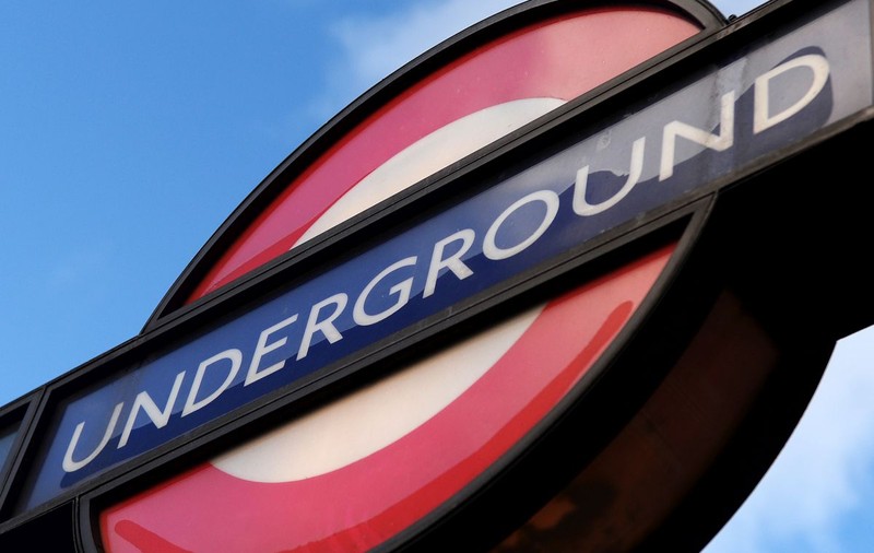Un actor din filme pentru adulți s-a filmat făcând sex cu alți doi bărbați într-un metrou din Londra