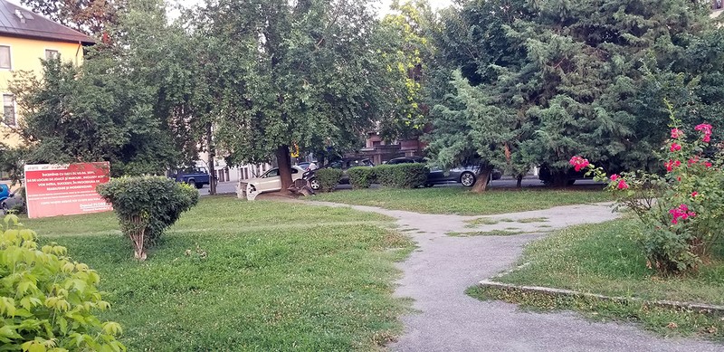 DR. CLUNET - spațiu verde aflat peste drum de parcul Eroilor, aflat în reabilitare după extinderea metroului