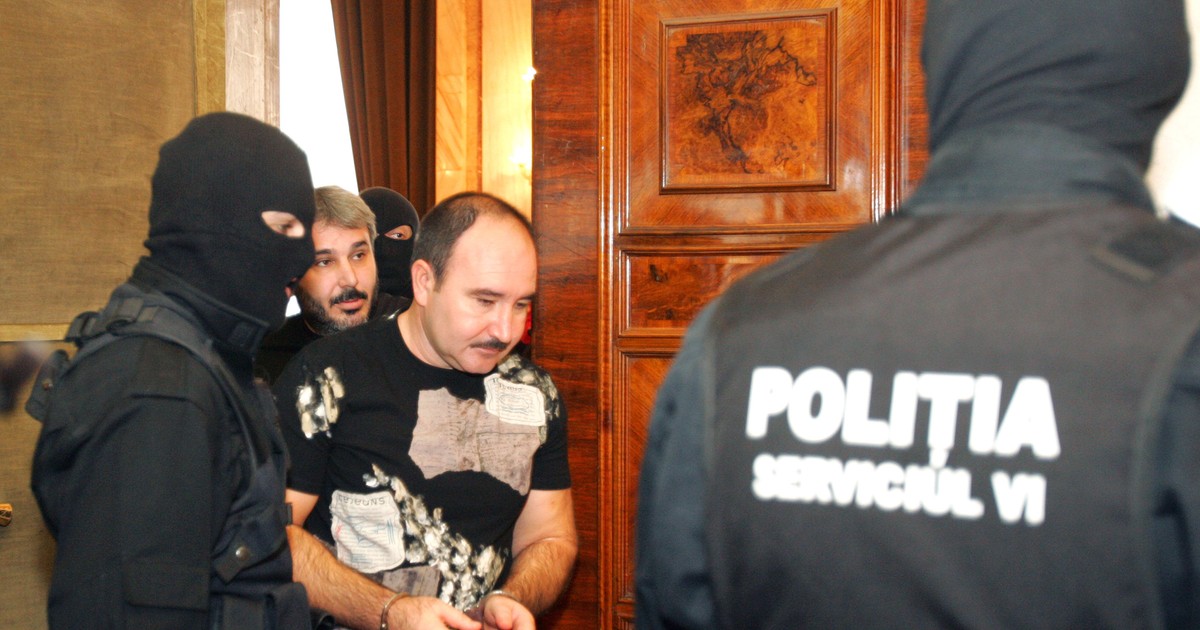 Ion Balint, incadrat de politisti a sosit la Senat, miercuri 22 Septembrie, pentru a fi audiat impreuna cu fratele sau, de membrii Comisiei de abuzuri. Ei au fost retinuti sub acuzatiile de proxenetism, trafic de fiinte umane, santaj, tilharie si inselaciune.