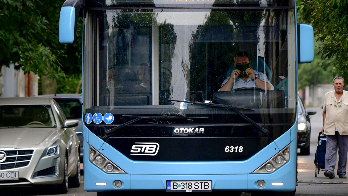 Linia de autobuz 300, desființată de la 1 iulie. STB a comasat-o cu linia 381. Foto: ANDREEA ALEXANDRU / MEDIAFAX FOTO