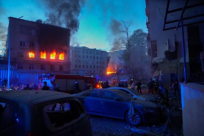 Pompierii sting un incendiu după un atac cu rachete rusești în Kiev, Ucraina, joi, 28 aprilie 2022. Rusia a organizat joi atacuri pe o zonă extinsă a Ucrainei, bombardând Kievul în timpul unei vizite a șefului Organizației Națiunilor Unite | Foto: Profimedia Images
