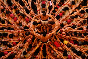 Membrii echipei „Colla Xiquets de Reus” își formează „castell” sau turnul uman în timpul finalei concursului Castells din Tarragona, Catalonia, Spania, 02 octombrie 2022. Acestea sunt construcții umane sub formă de turnuri, unde fiecare 'casteller' stă pe umerii celui de dedesubt până la o înălțime între patru și zece niveluri.