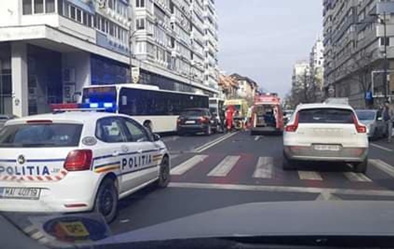 Femeie accidentată pe Calea Dorobanților din Capitală. Un Porsche Cayenne a acroșat un pieton și a lovit trei mașini |FOTO