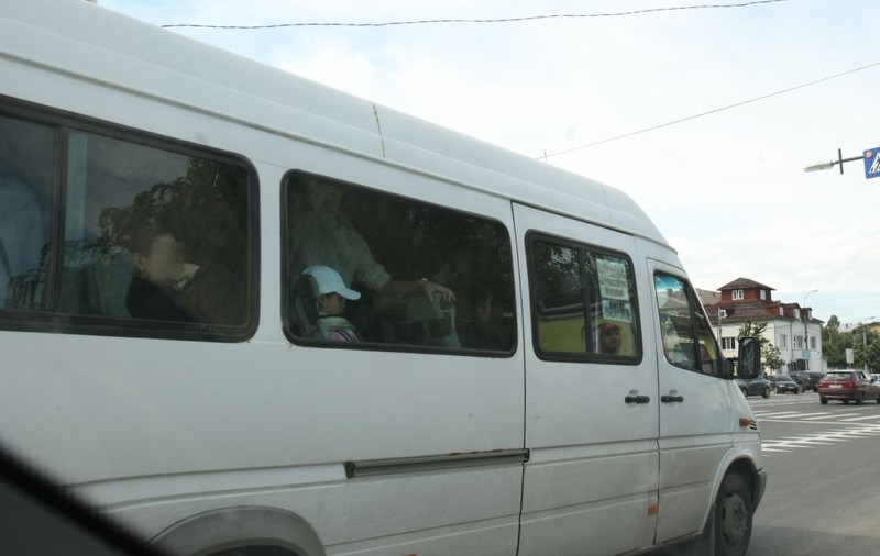 Bărbat luat la bătaie într-un microbuz din Argeș, din cauza aerului condiționat. Șoferul, printre agresori