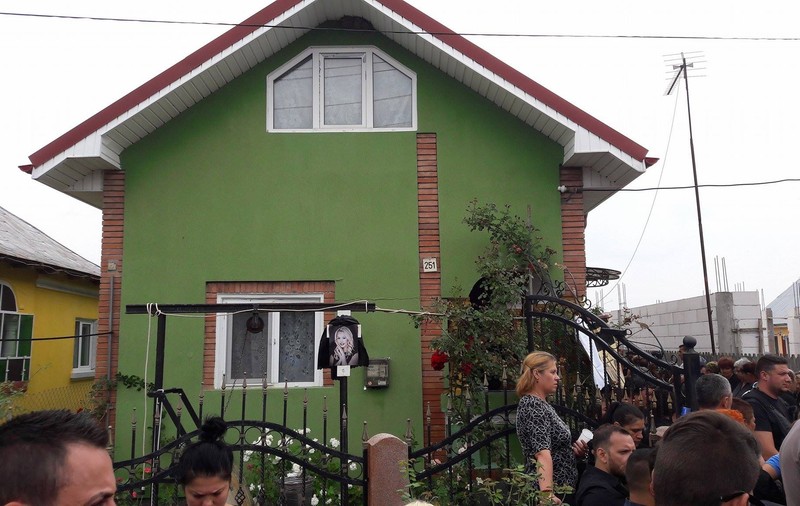 Cea mai spectaculoasă coroană de flori de la înmormântarea Denisei Manelista. Omagiu adus de un coleg de breaslă