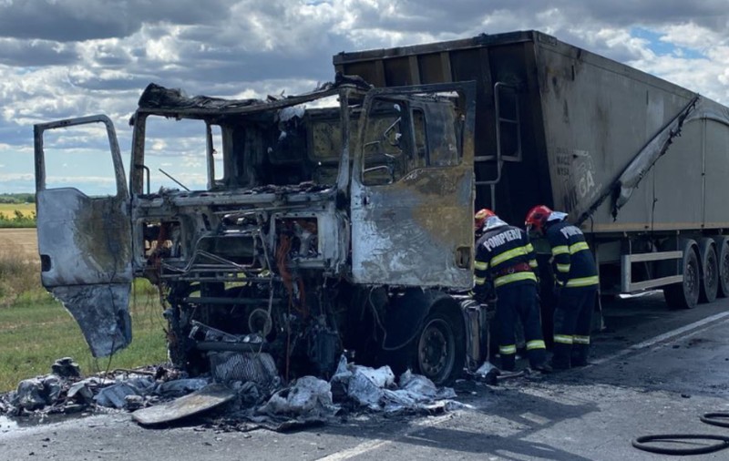 Un TIR a luat foc din senin pe DN 23, în apropiere de Brăila, și s-a făcut scrum: traficul a fost blocat