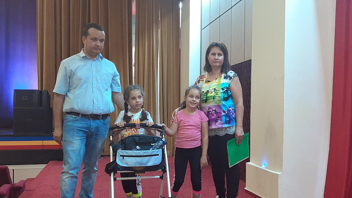 Maya și Ingrid Costache alături de părinții lor