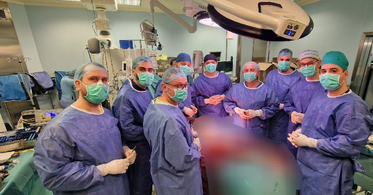 Medici cu masit si halate in sala de operatie, de o parte so alta a mesei. Tanat operat de medicii de la SUUB. Picior, salvat de la amputatie. Foto. SUUB