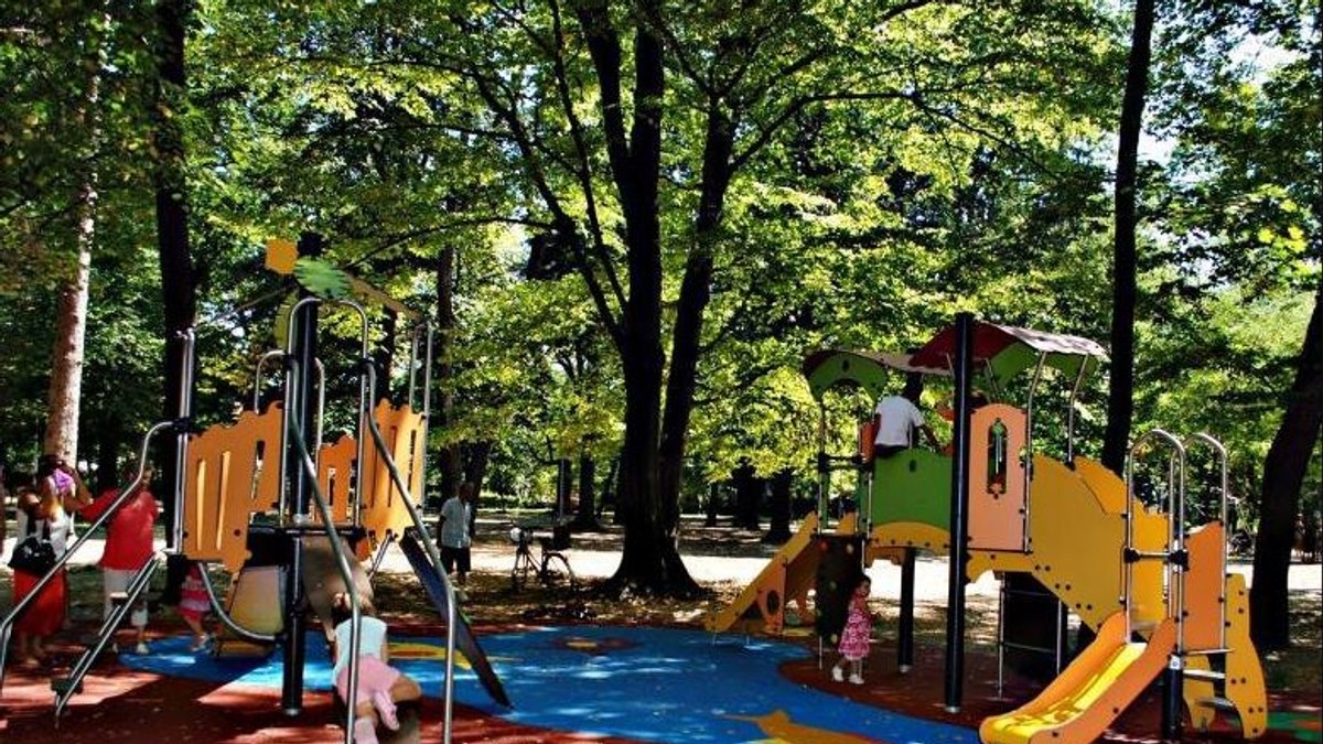 Femeie amendată pentru că stat în leagăn, la Iași „peste limita de vârstă”