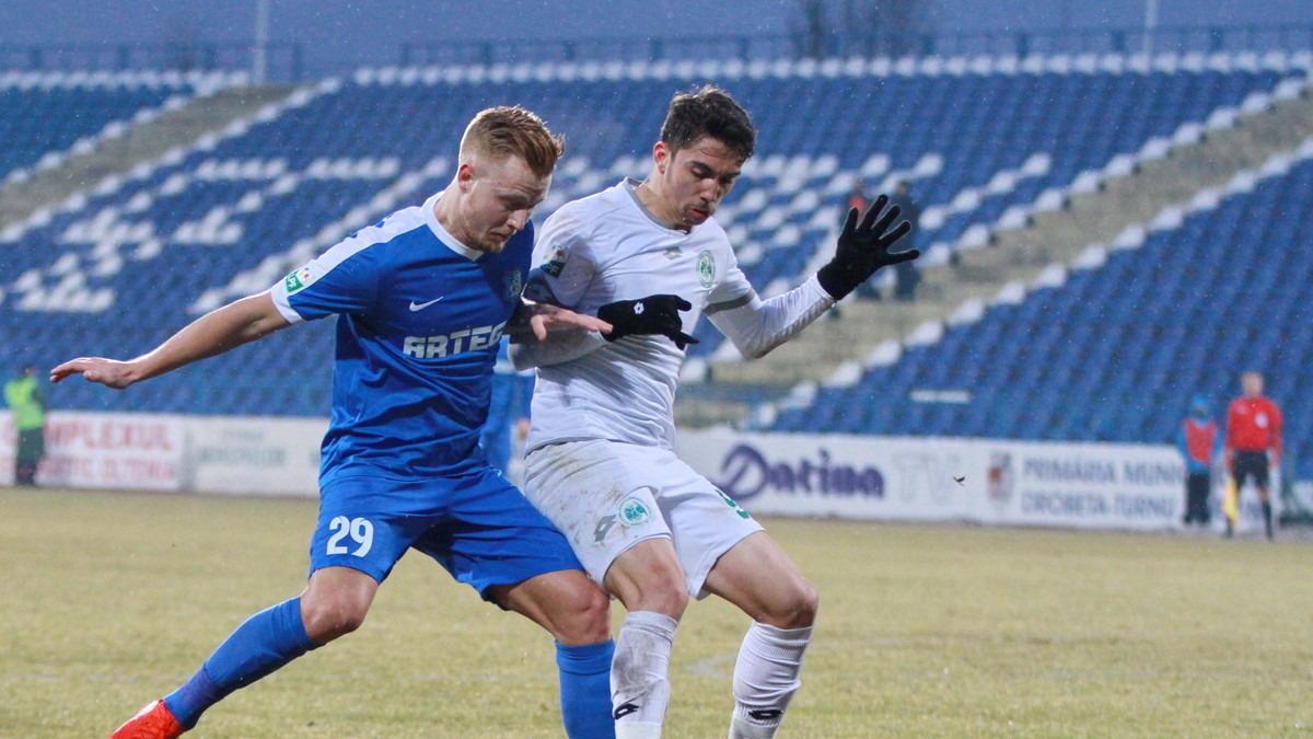 Jeffrey Ket (S) si Razvan Gradinaru (D) in meciul de fotbal dintre Pandurii Targu Jiu si Concordia Chiajna, din etapa a XXIV-a a Ligii 1 Orange, disputat pe stadionul Municipal din Drobeta Turnu Severin, duminica 19 februarie 2017. ANDI POPESCU / Sport Pictures