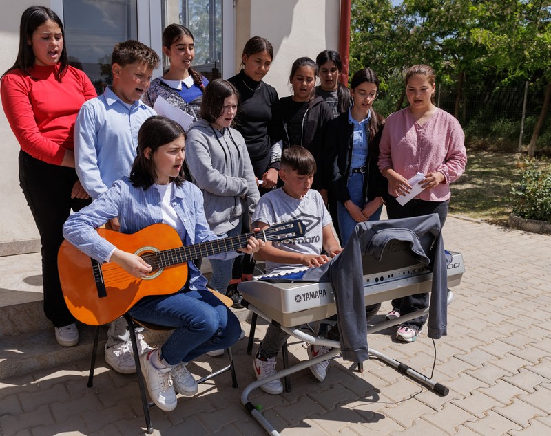Fundația Ringier a donat zeci de calculatoare, laptopuri și tablete copiilor din două școli din județul Tulcea. Echipamentele vor fi folosite pentru dotarea laboratoarelor de informatică