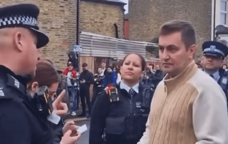 Un oligarh moldovean s-a certat cu alegătorii în fața unei secții de votare din Londra: „Voi nu știți nimic” | VIDEO